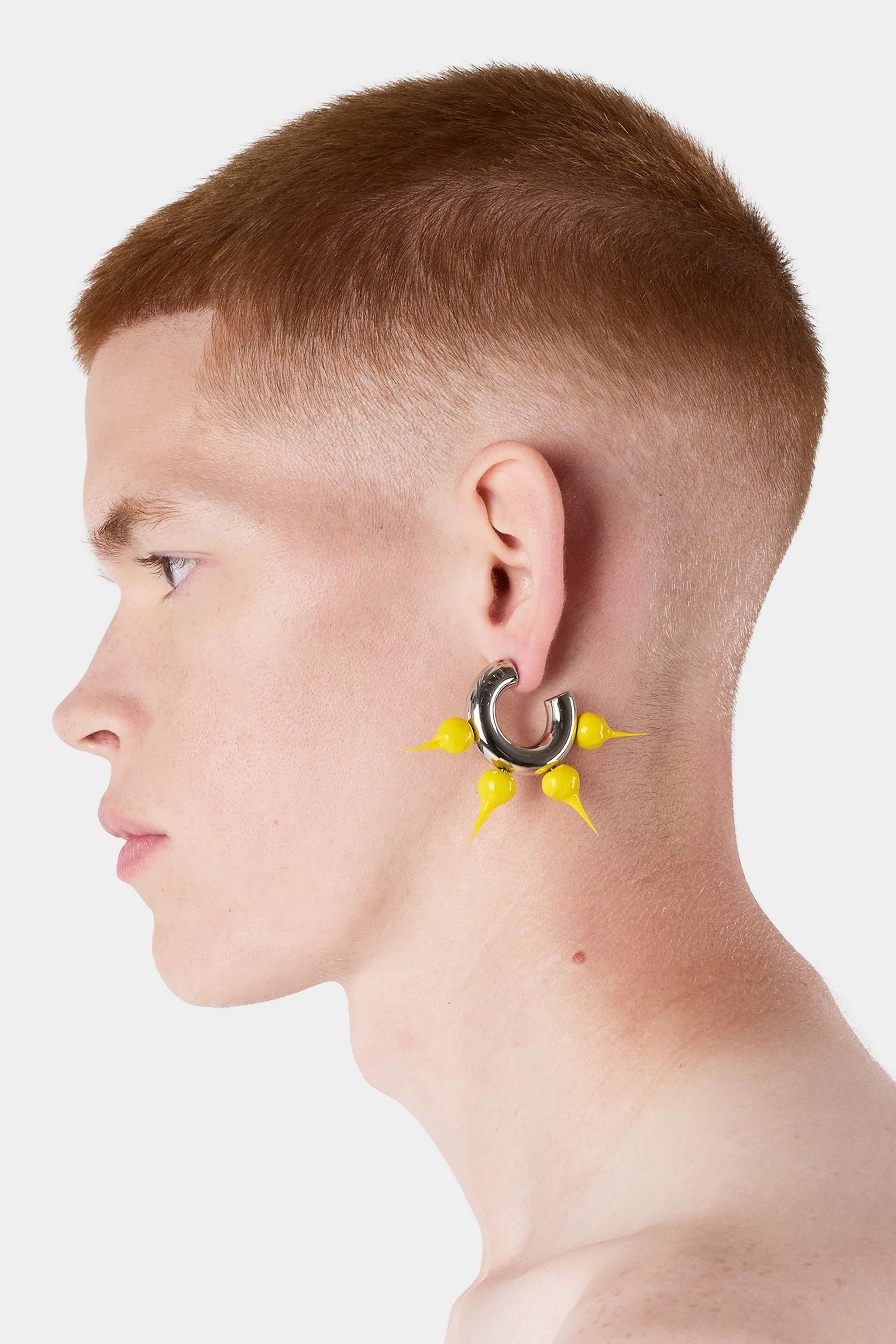 SPIKE RUBBERIZED SMALL HOOP EARRINGS / silver / dark yellow - Image 3