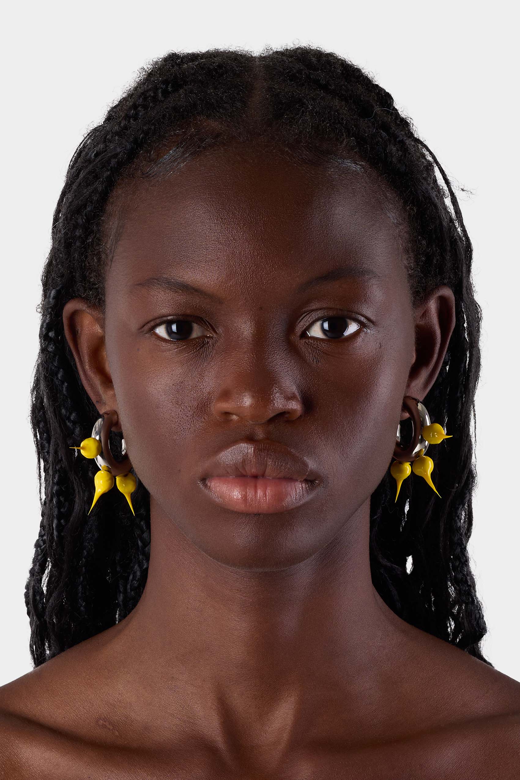 SPIKE RUBBERIZED SMALL HOOP EARRINGS / silver / dark yellow - Image 4